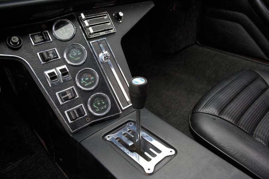 Детали интерьера De Tomaso Pantera 1974 года  (фото 7 из 10)
